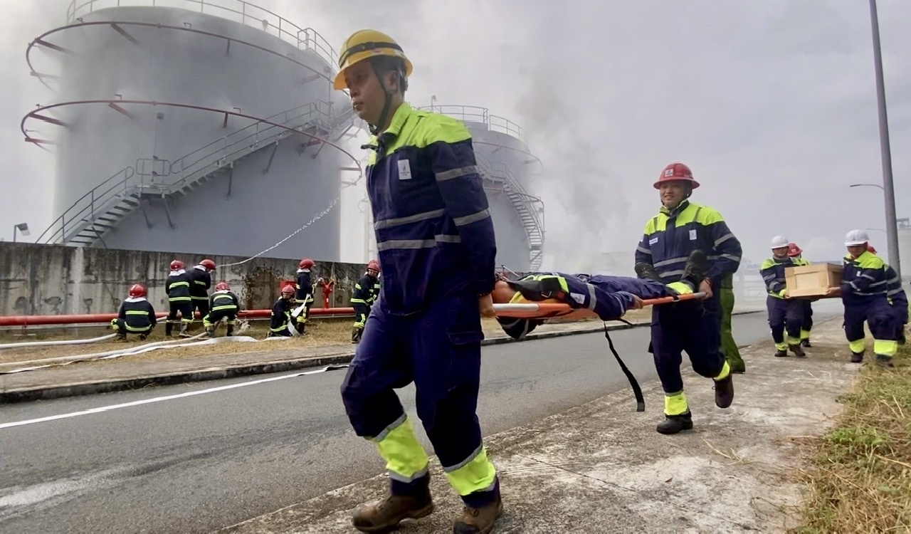 [Chùm ảnh] NMNĐ Sông Hậu 1 diễn tập phòng cháy, chữa cháy và cứu nạn, cứu hộ