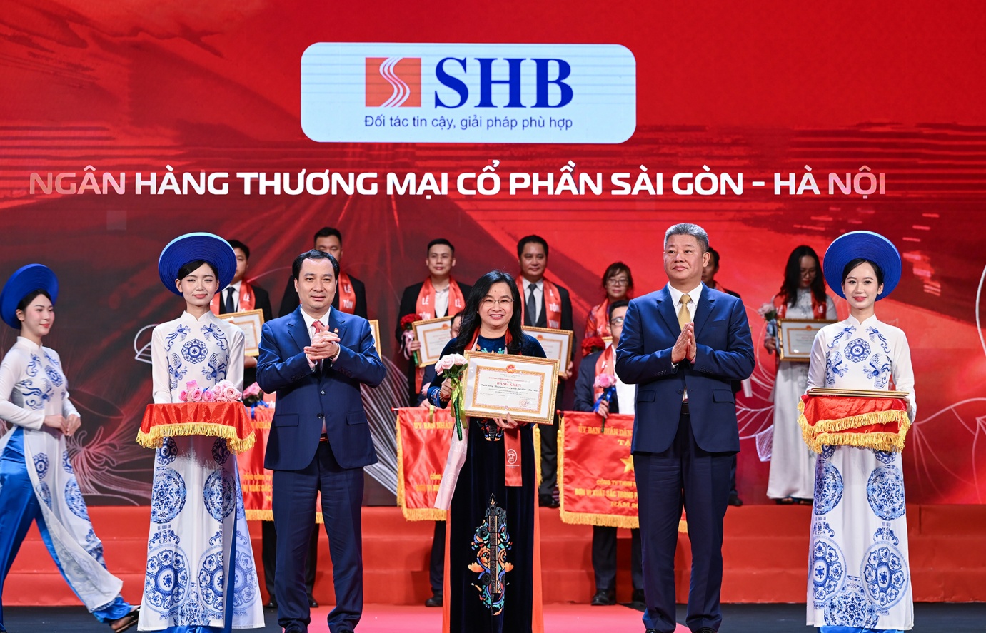 UBND TP Hà Nội trao tặng Bằng khen cho SHB tại Lễ tôn vinh Doanh nhân, Doanh nghiệp Thăng Long 2025