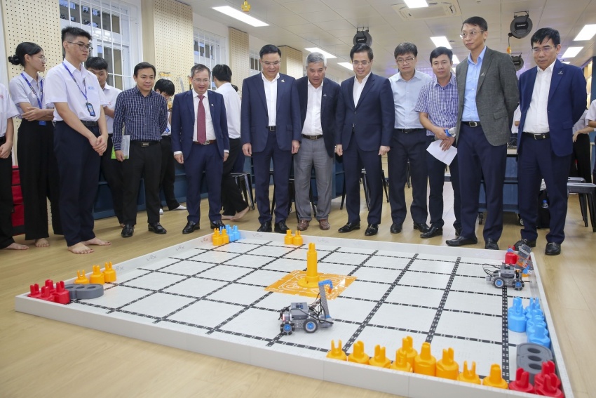 STEM classroom in Quang Ngai: Nurturing an innovative mindset and empowering students to master technology