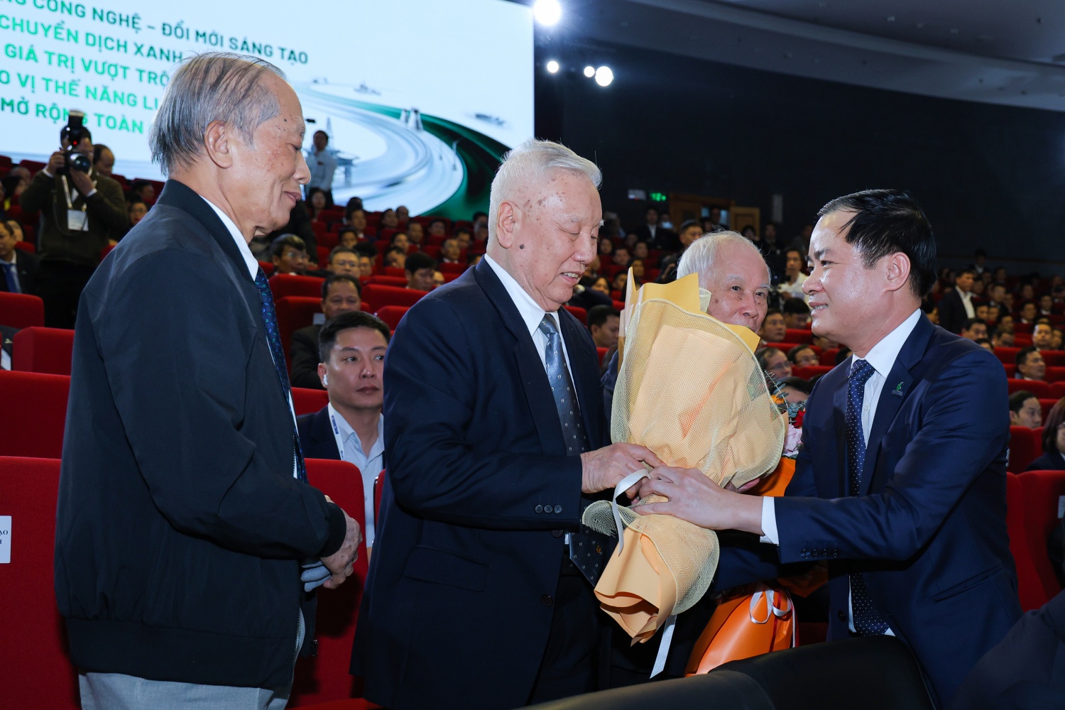 Thủ tướng Phạm Minh Chính: Petrovietnam giữ vững niềm tự hào và bản lĩnh “chiến binh” trong giai đoạn mới Thủ tướng Phạm Minh Chính: Petrovietnam giữ vững niềm tự hào và bản lĩnh “chiến binh” trong giai đoạn mới