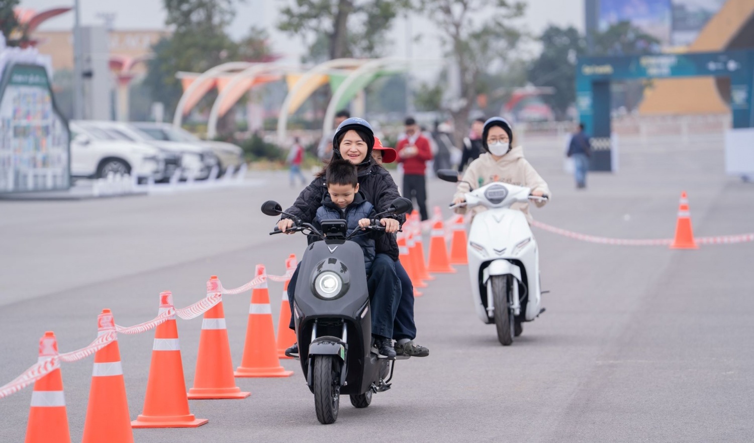 Lái thử tại Vietnam Mobility Show 2025, người dùng khen xe máy điện VinFast “khỏe hơn xe xăng và êm ái hơn nhiều”