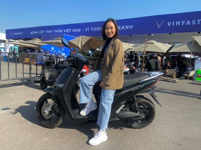 Lái thử tại Vietnam Mobility Show 2025, người dùng khen xe máy điện VinFast “khỏe hơn xe xăng và êm ái hơn nhiều”