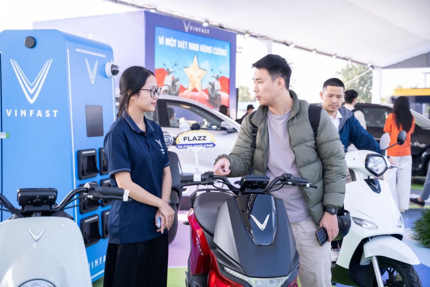 Lái thử tại Vietnam Mobility Show 2025, người dùng khen xe máy điện VinFast “khỏe hơn xe xăng và êm ái hơn nhiều”