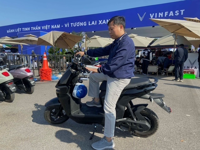 Lái thử tại Vietnam Mobility Show 2025, người dùng khen xe máy điện VinFast “khỏe hơn xe xăng và êm ái hơn nhiều”