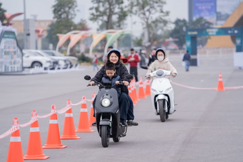 Lái thử tại Vietnam Mobility Show 2025, người dùng khen xe máy điện VinFast “khỏe hơn xe xăng và êm ái hơn nhiều”