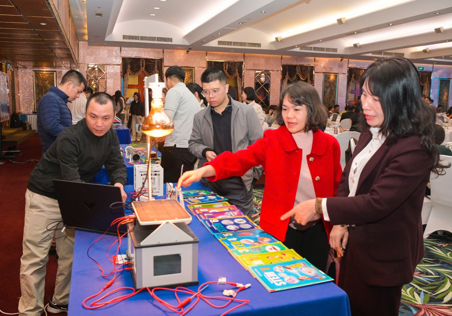 Từ “mượn thiết bị đi thi” đến phòng STEM hiện đại