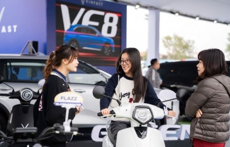 Khách hàng Việt ấn tượng với hệ sinh thái xanh toàn diện của VinFast tại Vietnam Mobility Show 2025