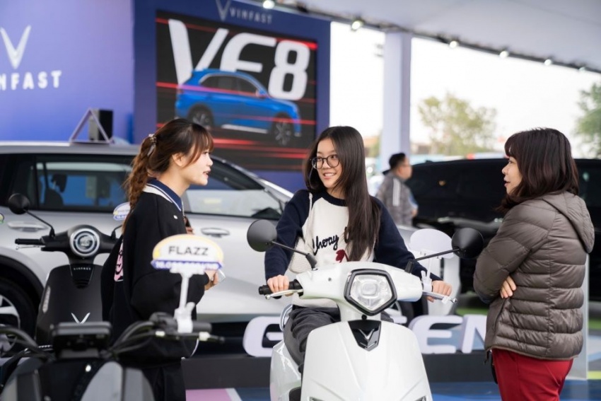 Khách hàng Việt ấn tượng với hệ sinh thái xanh toàn diện của VinFast tại Vietnam Mobility Show 2025