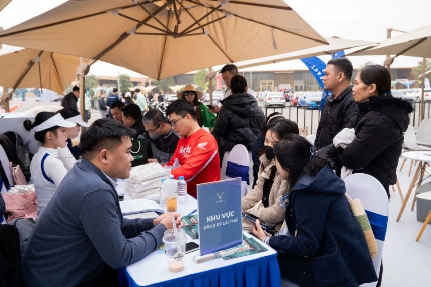 Khách hàng Việt ấn tượng với hệ sinh thái xanh toàn diện của VinFast tại Vietnam Mobility Show 2025