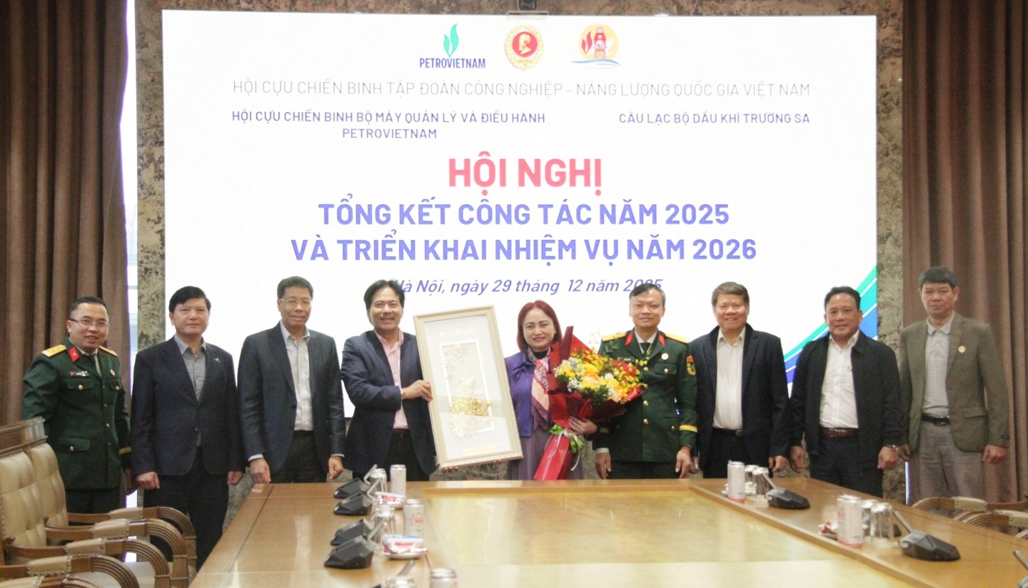 Tăng cường phối hợp giữa Hội CCB BMQL&ĐH Petrovietnam và CLB Dầu khí Trường Sa