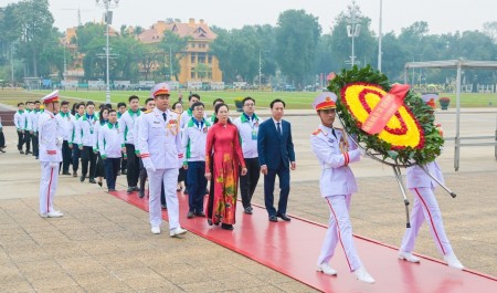 Đoàn đại biểu dự Đại hội Đoàn Thanh niên Chính phủ lần thứ I báo công dâng Bác