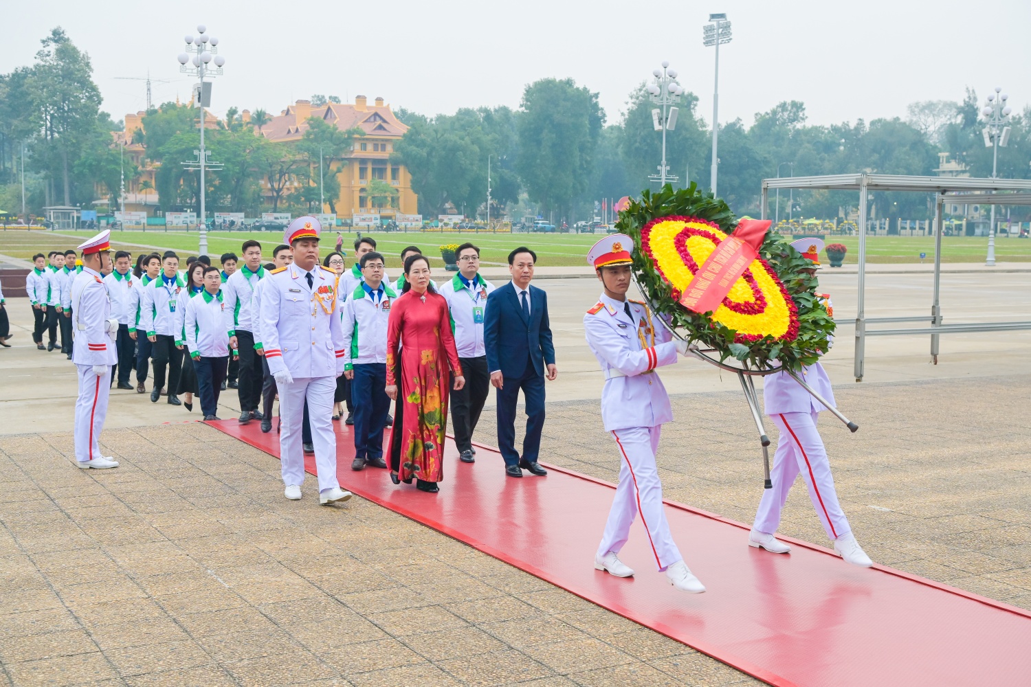 Các đại biểu dâng hoa bày tỏ lòng thành kính trước anh linh Chủ tịch Hồ Chí Minh vĩ đại.