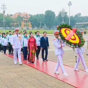 Đoàn đại biểu dự Đại hội Đoàn Thanh niên Chính phủ lần thứ I báo công dâng Bác