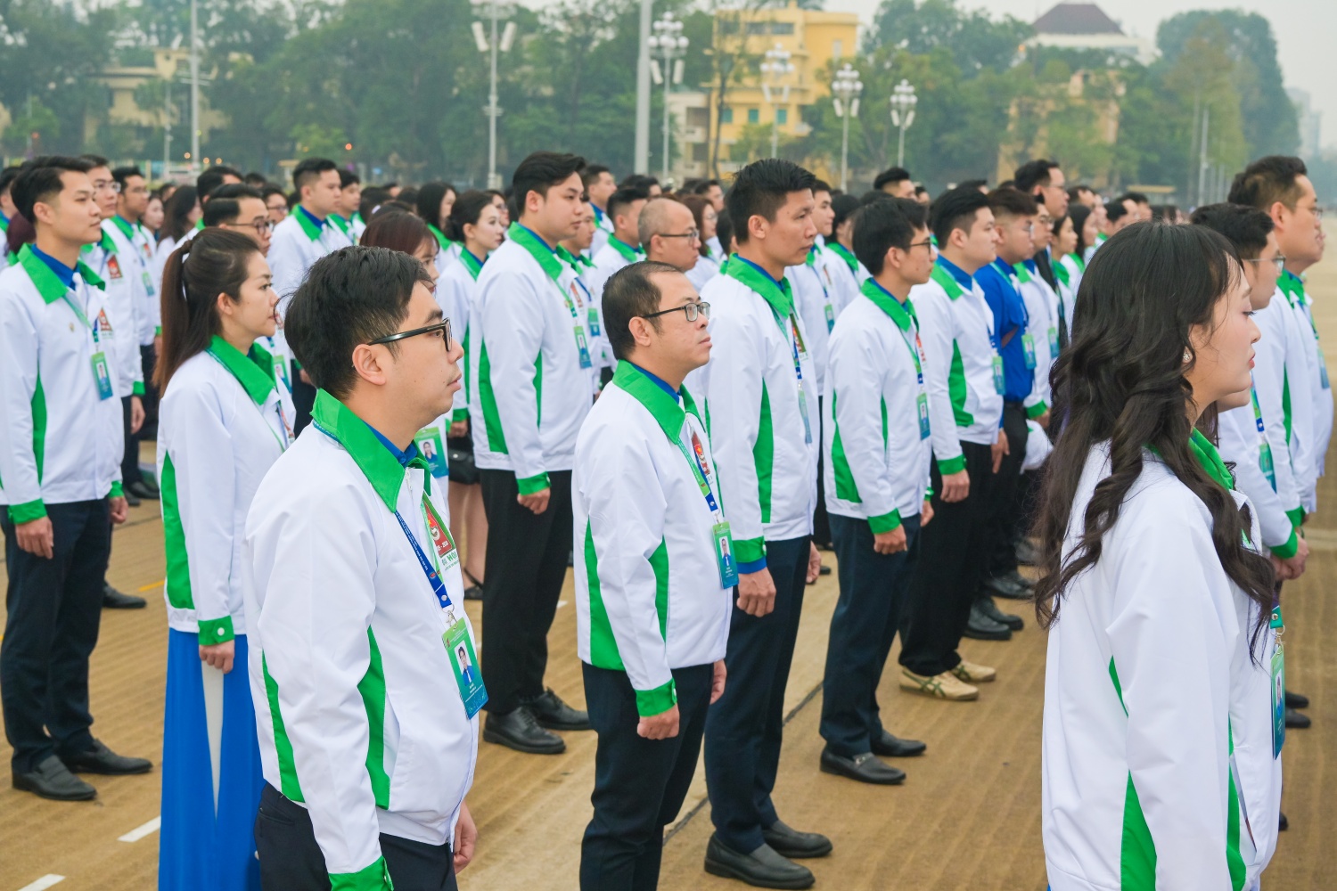 Thanh niên Petrovietnam thực hiện nghi lễ chào cờ và cùng ôn lại những lời căn dặn của Chủ tịch Hồ Chí Minh đối với thanh niên Việt Nam.