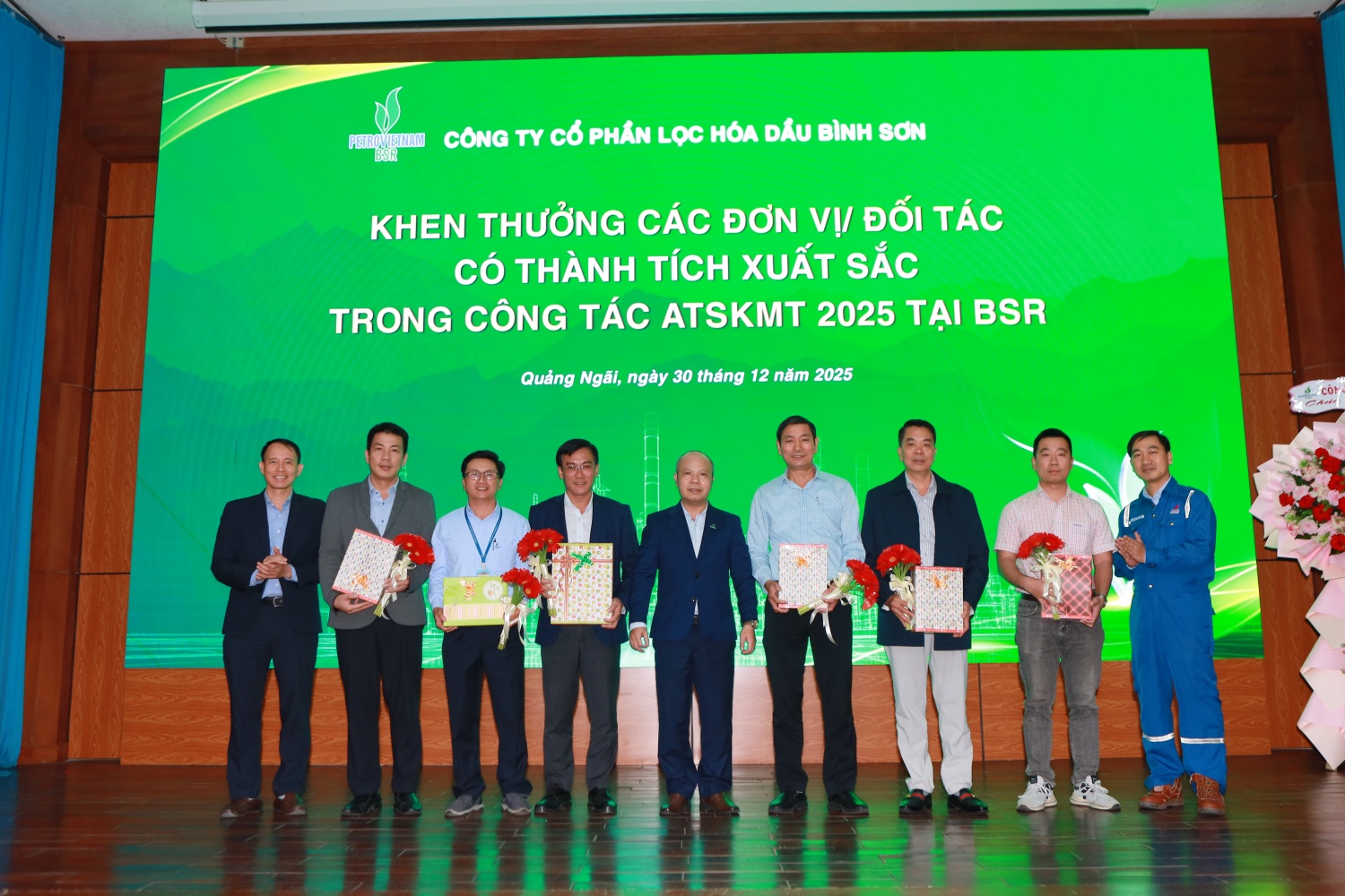 Các đối tác, nhà thầu nhận các phần thưởng của BSR vì đã có những đóng góp tích cực trong công tác đảm bảo ATSKMT trong năm 2025.