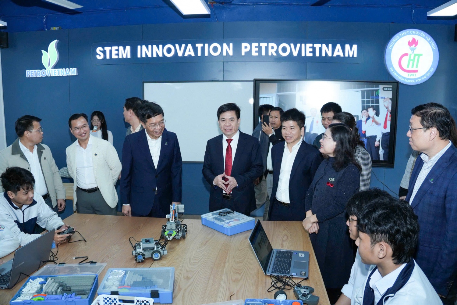 Lãnh đạo Petrovietnam và tỉnh Hà Tĩnh tham quan phòng học STEM tại Trường THPT Chuyên Hà Tĩnh.