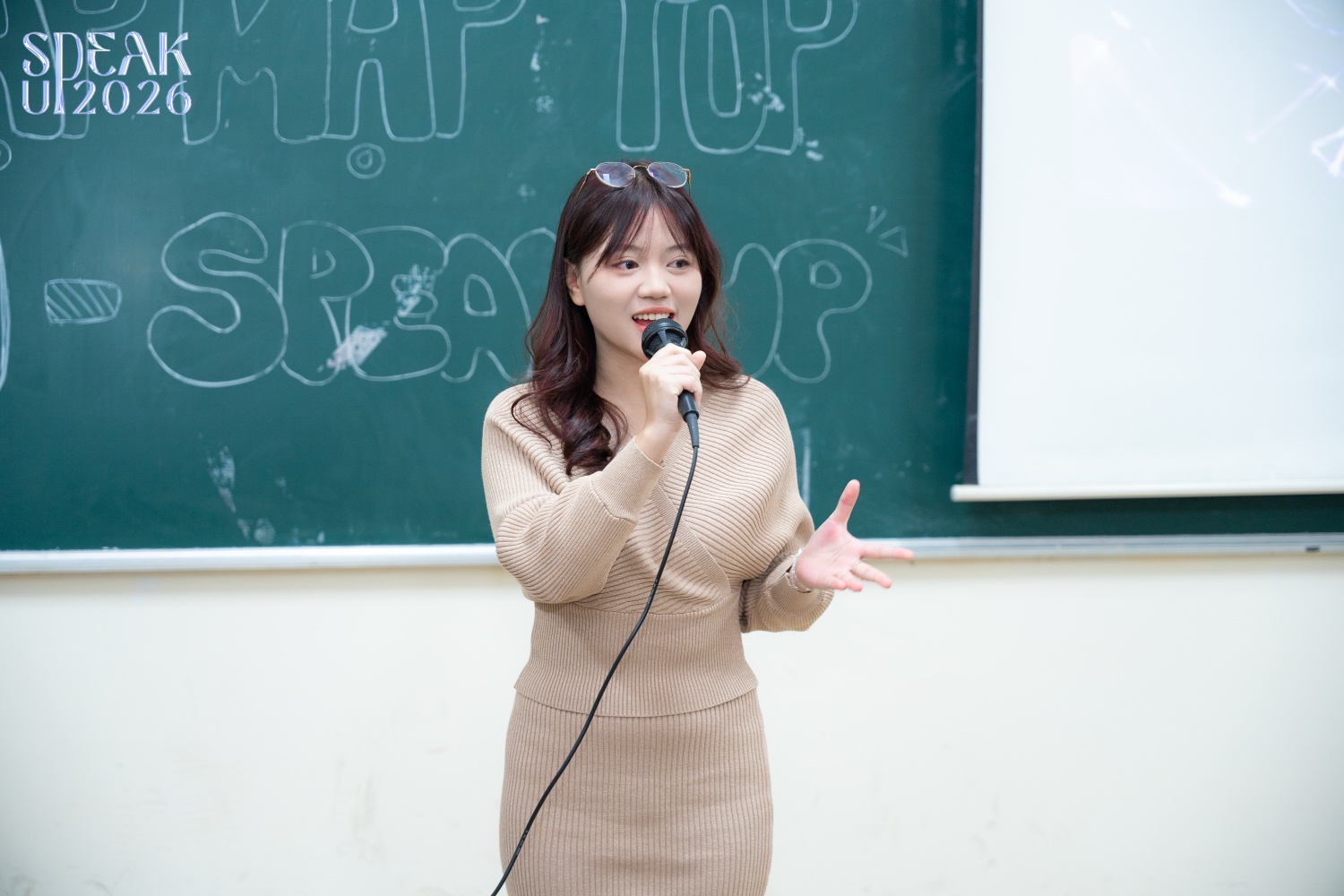 Hà Anh dần cảm thấy tự tin hơn sau những lời khuyên và chia sẻ của bộ ba khách mời.