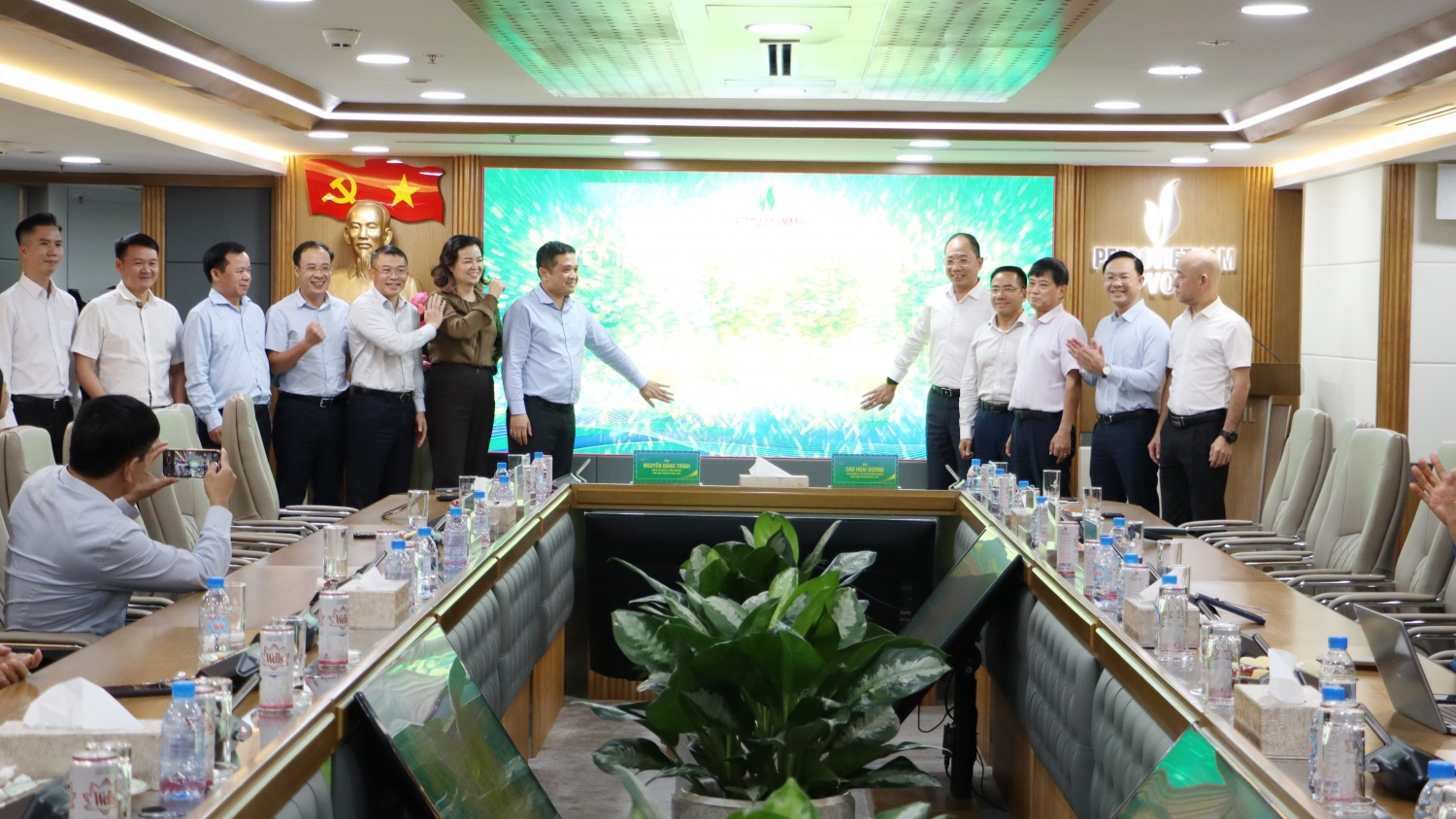 Ban Lãnh đạo PVOIL thực hiện nghi thức kích hoạt quyết tâm thực hiện kế hoạch năm 2026