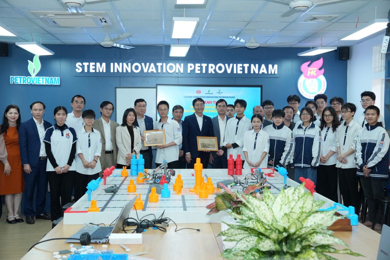 [Chùm ảnh] Petrovietnam khánh thành 3 phòng STEM tại Nghệ An và Hà Tĩnh