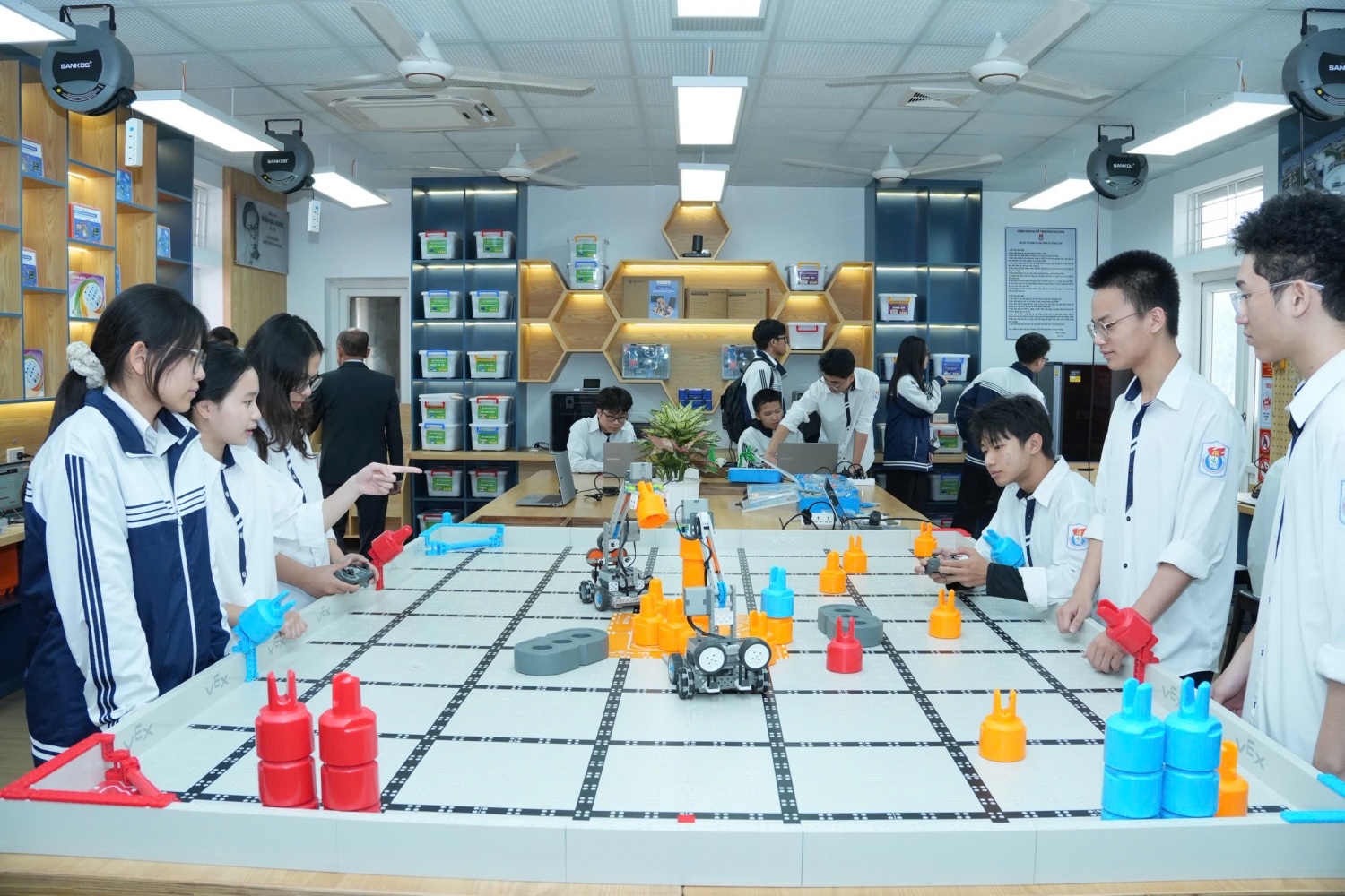 [Chùm ảnh] Petrovietnam khánh thành 3 phòng STEM tại Nghệ An và Hà Tĩnh