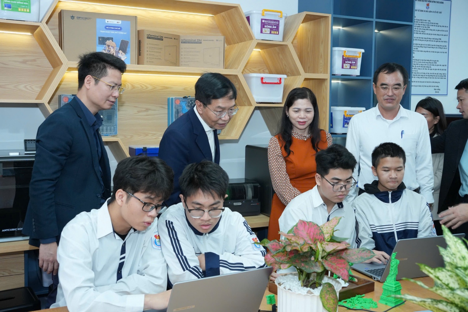 [Chùm ảnh] Petrovietnam khánh thành 3 phòng STEM tại Nghệ An và Hà Tĩnh