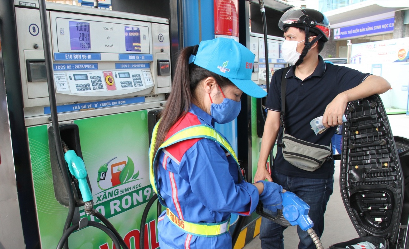 Giá xăng RON 95 xuống dưới 19.000 đồng/lít