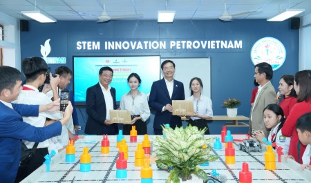 [Chùm ảnh] Petrovietnam khánh thành 3 phòng STEM tại Nghệ An và Hà Tĩnh