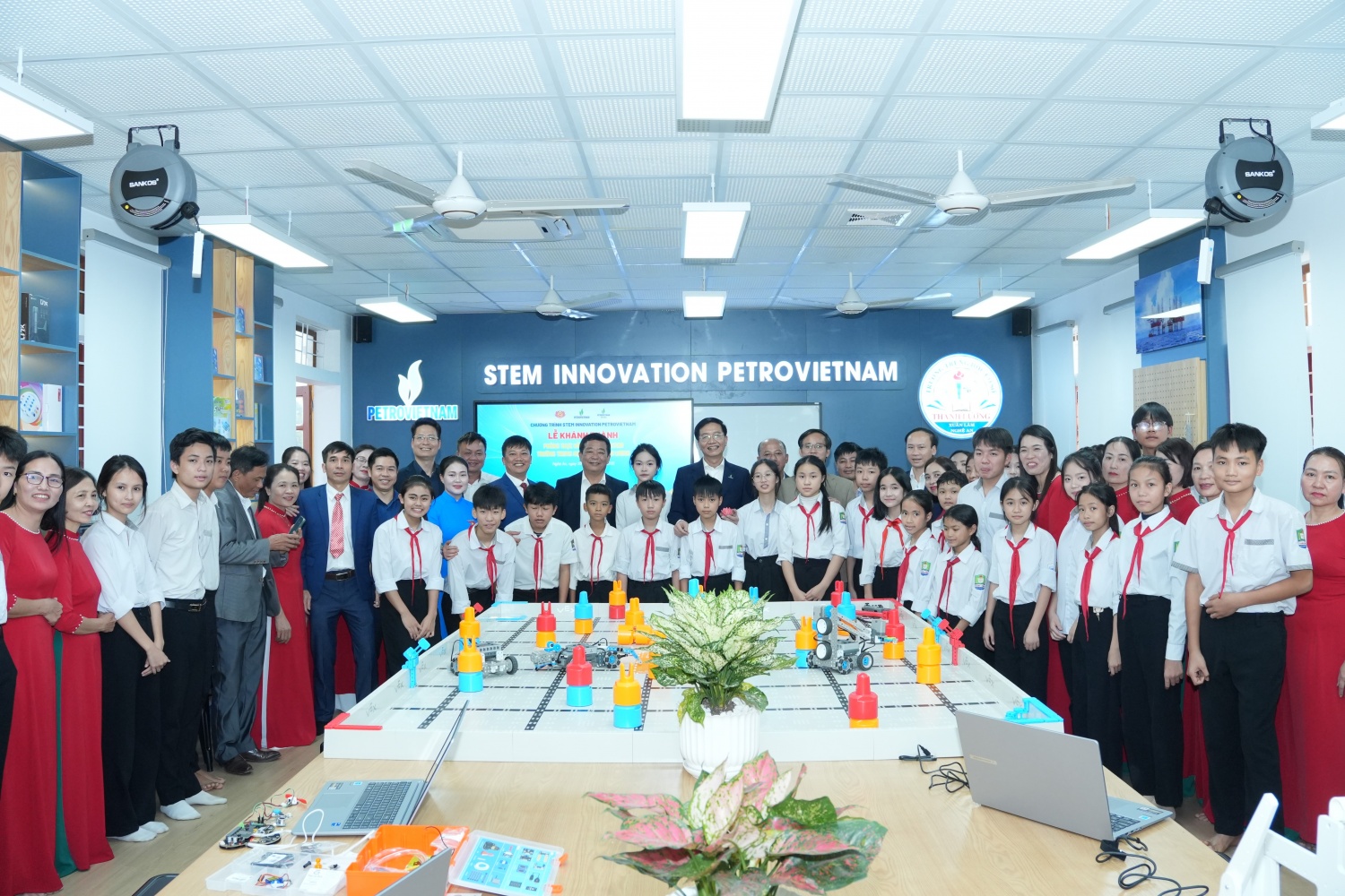 [Chùm ảnh] Petrovietnam khánh thành 3 phòng STEM tại Nghệ An và Hà Tĩnh