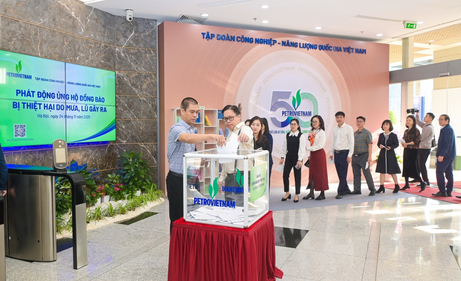 Cán bộ nhân viên, người lao động Petrovietnam hưởng ứng lời kêu gọi, quyên góp ủng hộ đồng bào vũng lũ lụt