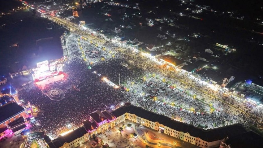 'Vũ trụ Vin' hóa 'thánh địa countdown', đón gần 1 triệu người trong đại tiệc chào năm mới 2025