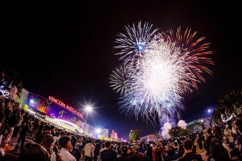 'Vũ trụ Vin' hóa 'thánh địa countdown', đón gần 1 triệu người trong đại tiệc chào năm mới 2025