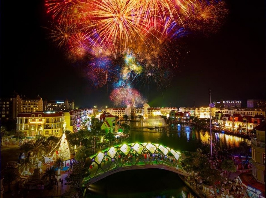 'Vũ trụ Vin' hóa 'thánh địa countdown', đón gần 1 triệu người trong đại tiệc chào năm mới 2025