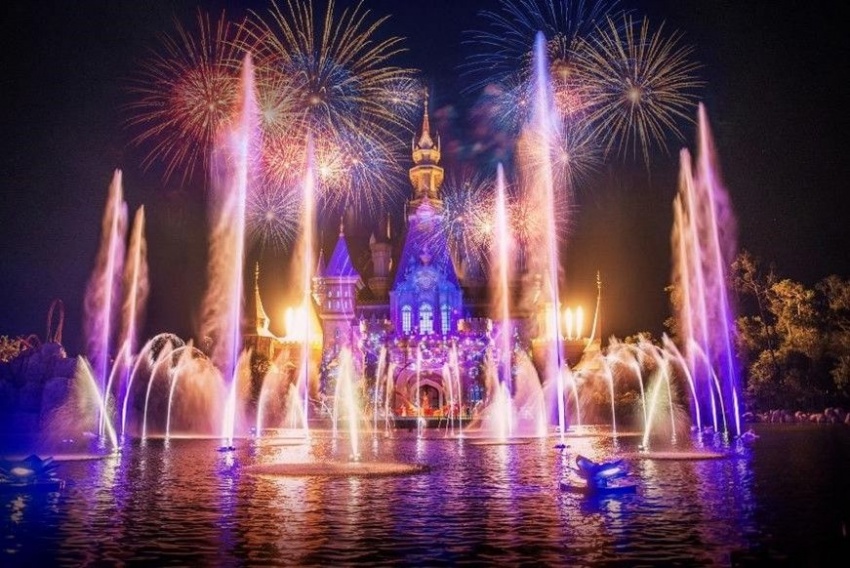 'Vũ trụ Vin' hóa 'thánh địa countdown', đón gần 1 triệu người trong đại tiệc chào năm mới 2025