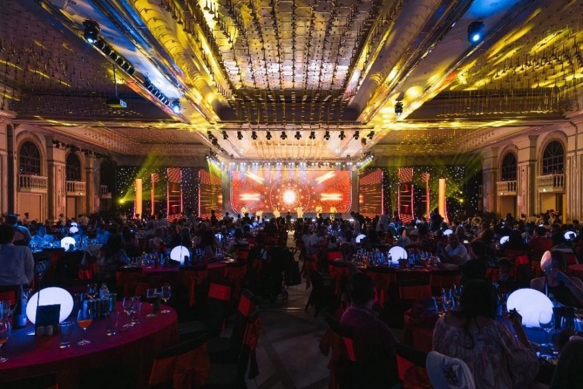 'Vũ trụ Vin' hóa 'thánh địa countdown', đón gần 1 triệu người trong đại tiệc chào năm mới 2025