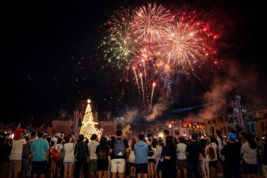 'Vũ trụ Vin' hóa 'thánh địa countdown', đón gần 1 triệu người trong đại tiệc chào năm mới 2025