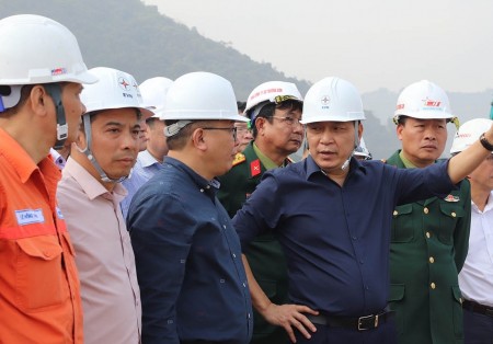 Dấu ấn trên những công trình điện “vươn khơi - vượt núi - băng rừng”