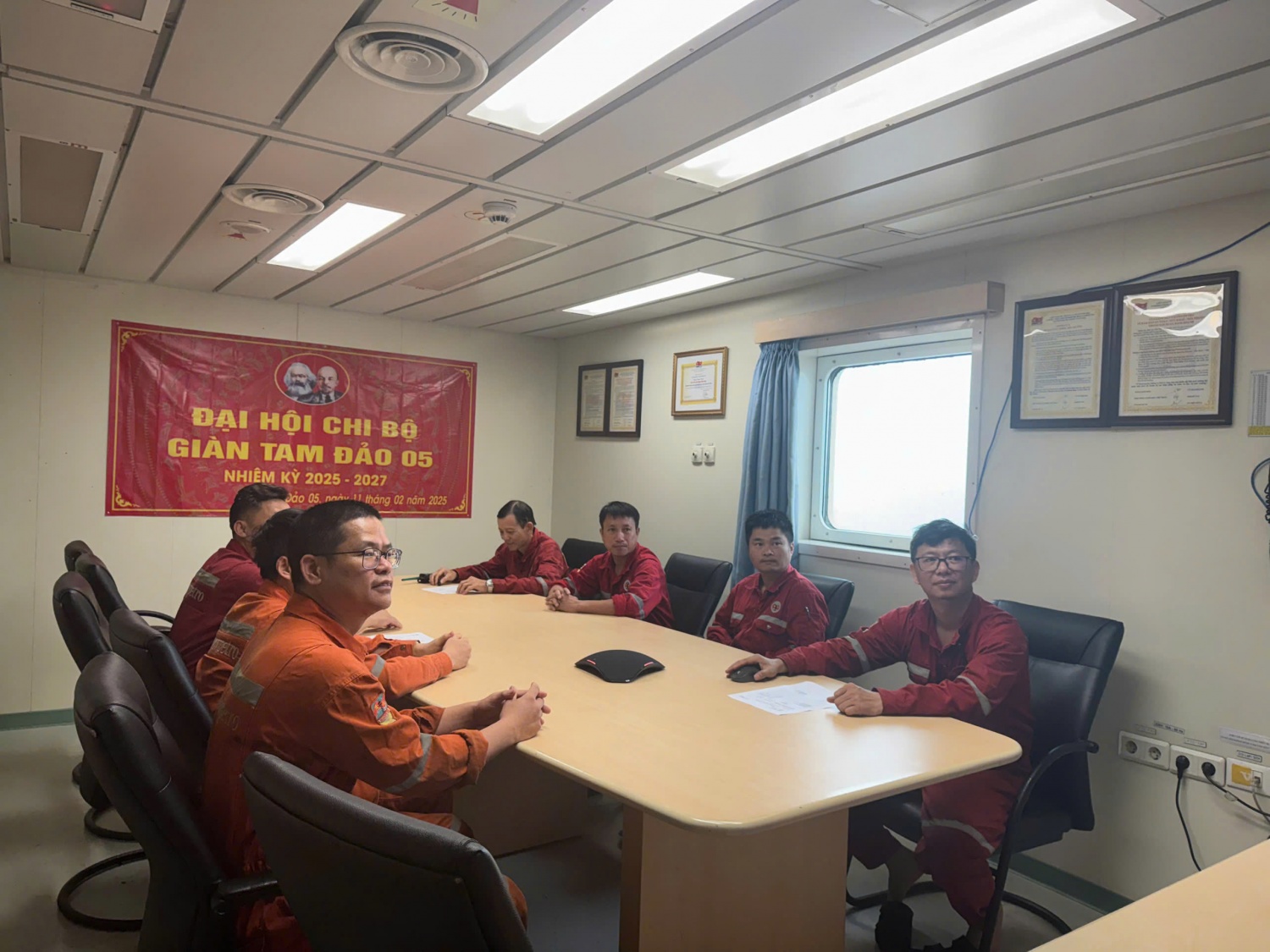 Buổi sinh hoạt chi bộ trên giàn của cán bộ, đảng viên giàn Tam Đảo 05