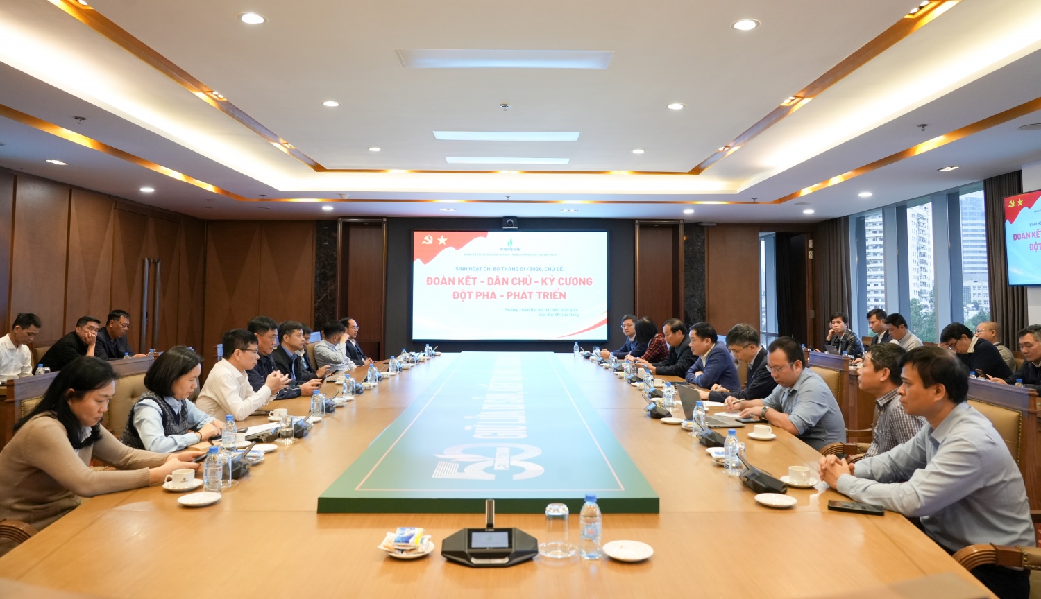 Đồng chí Lê Ngọc Sơn, Phó Bí thư Đảng ủy, Chủ tịch HĐTV, Tổng Giám đốc Tập đoàn sinh hoạt cùng Chi bộ Thăm dò - Khai thác thuộc Đảng bộ Bộ máy QL&ĐH Petrovietnam