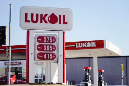 Chevron "bắt tay" Quantum mua lại tài sản của Lukoil