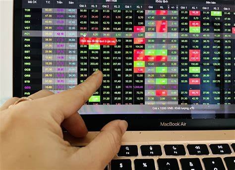 Thị trường chứng khoán ngày 8/1: Áp lực chốt lời gia tăng, VN Index đảo chiều giảm cuối phiên