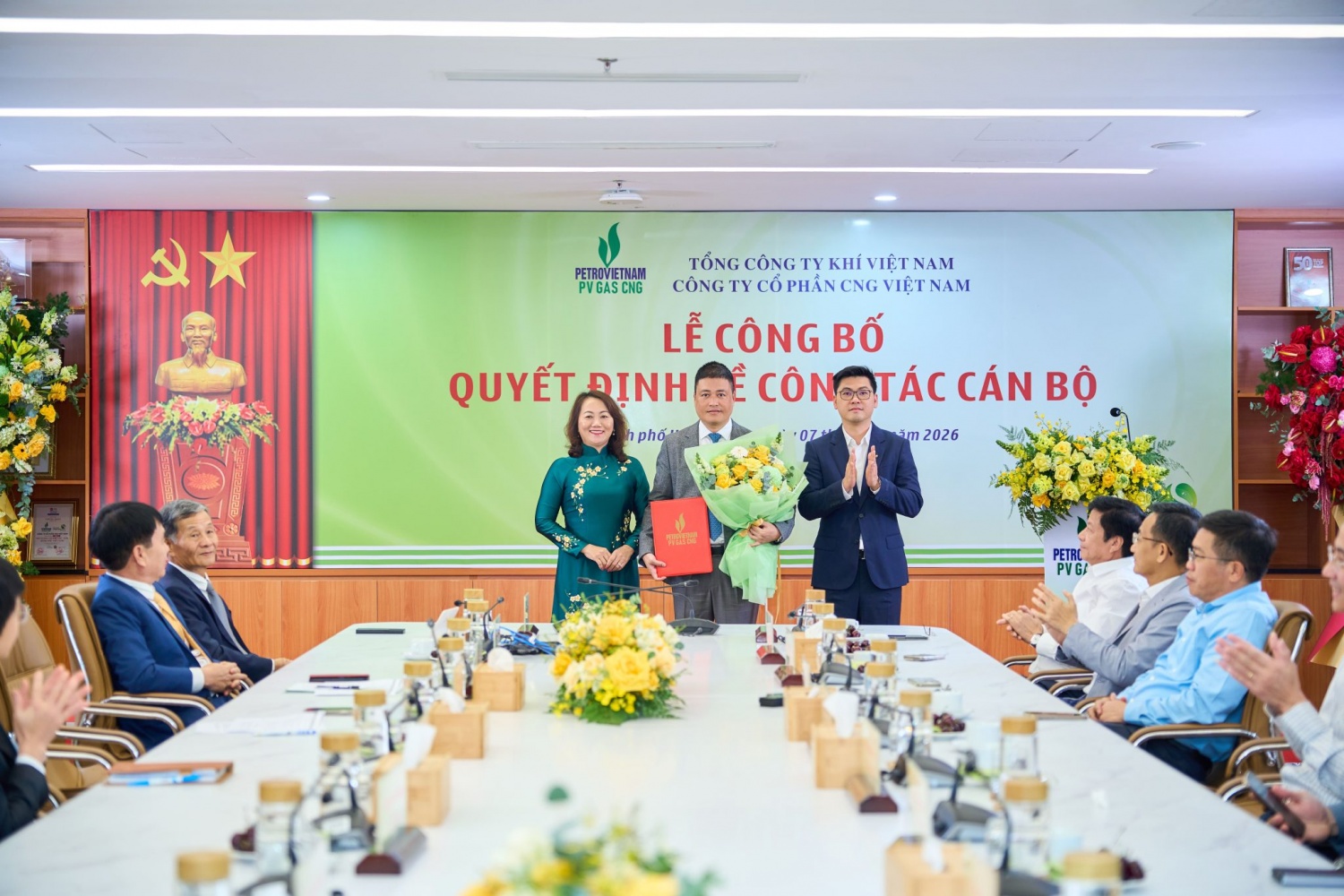 Bà Nguyễn Thị Hồng Hải, Chủ tịch Hội đồng Quản trị PV GAS CNG. Ông Vũ Duy Đông – Giám đốc CTCP CNG Việt Nam nhận Quyết định bổ nhiệm