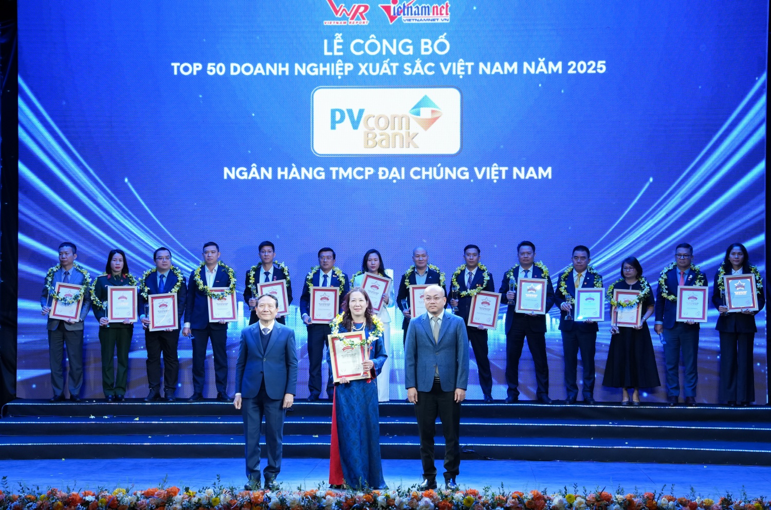 Petrovietnam khẳng định vị thế hàng đầu trong Top 500 Doanh nghiệp lớn nhất Việt Nam Petrovietnam khẳng định vị thế hàng đầu trong Top 500 Doanh nghiệp lớn nhất Việt Nam