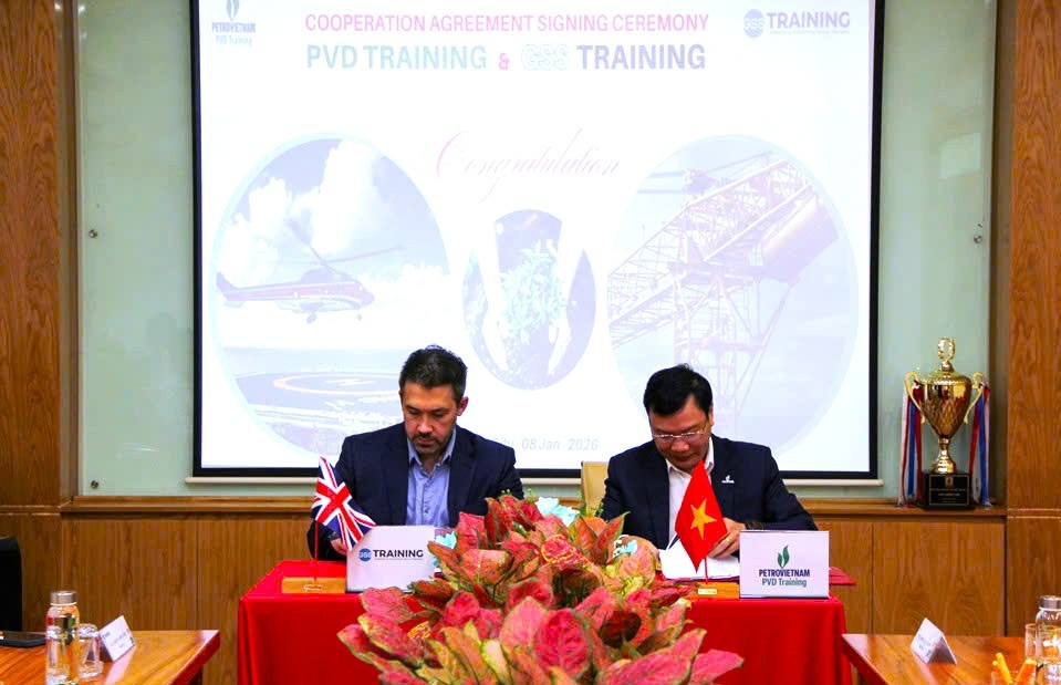 Ông Lương Thanh Tịnh – Giám đốc  PVD Training và ông Gareth John Kirby – Giám đốc GSS Group Ltd ký kết thỏa thuận hợp tác 