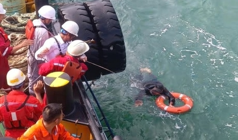 Tàu PTSC 03 kịp thời cứu ngư dân trôi dạt trên biển Dung Quất