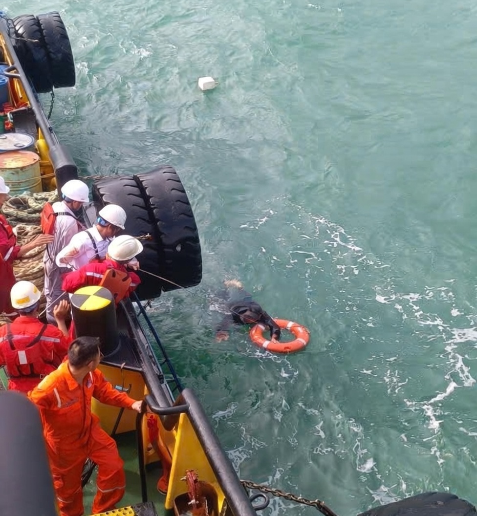 Tàu PTSC 03 kịp thời cứu ngư dân trôi dạt trên biển Dung Quất