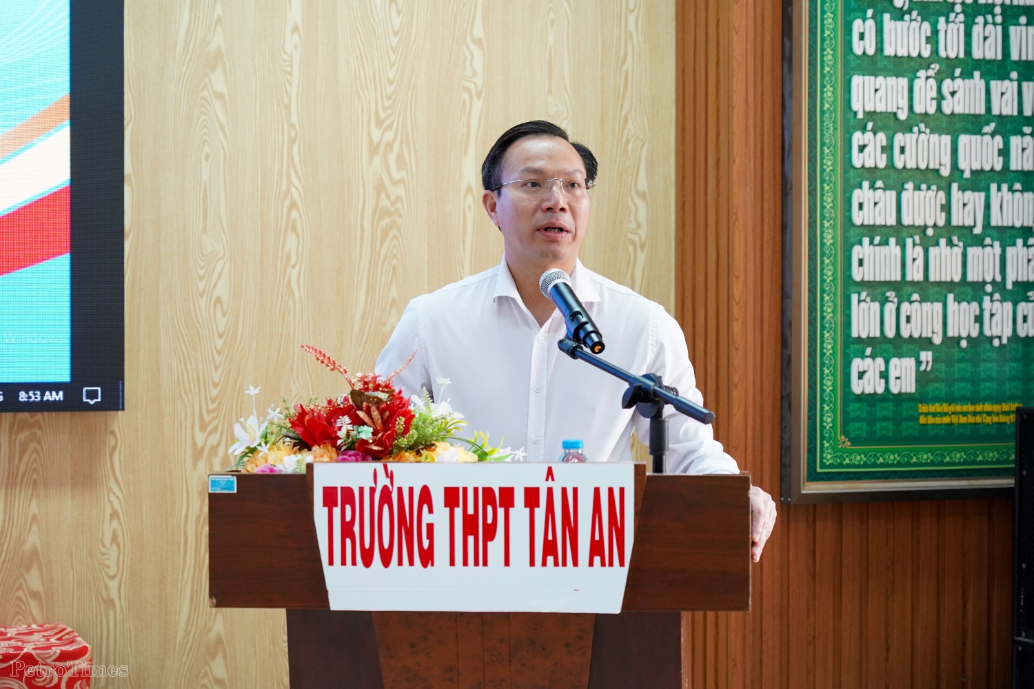 Khi học sinh lần đầu chạm tay vào robot