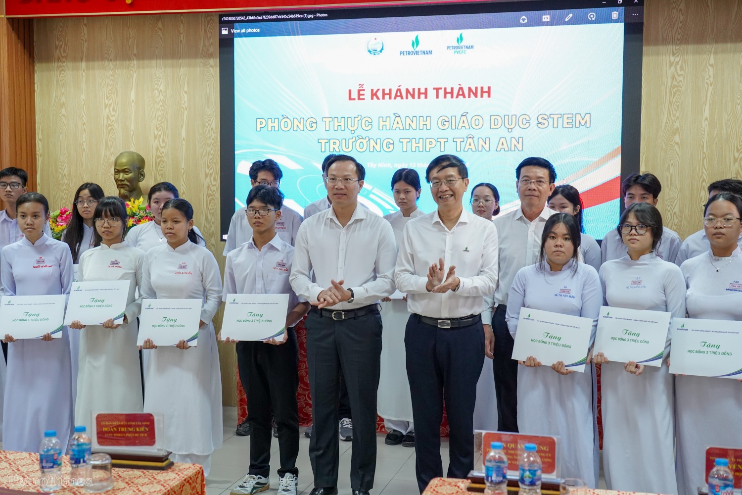 Khi học sinh lần đầu chạm tay vào robot