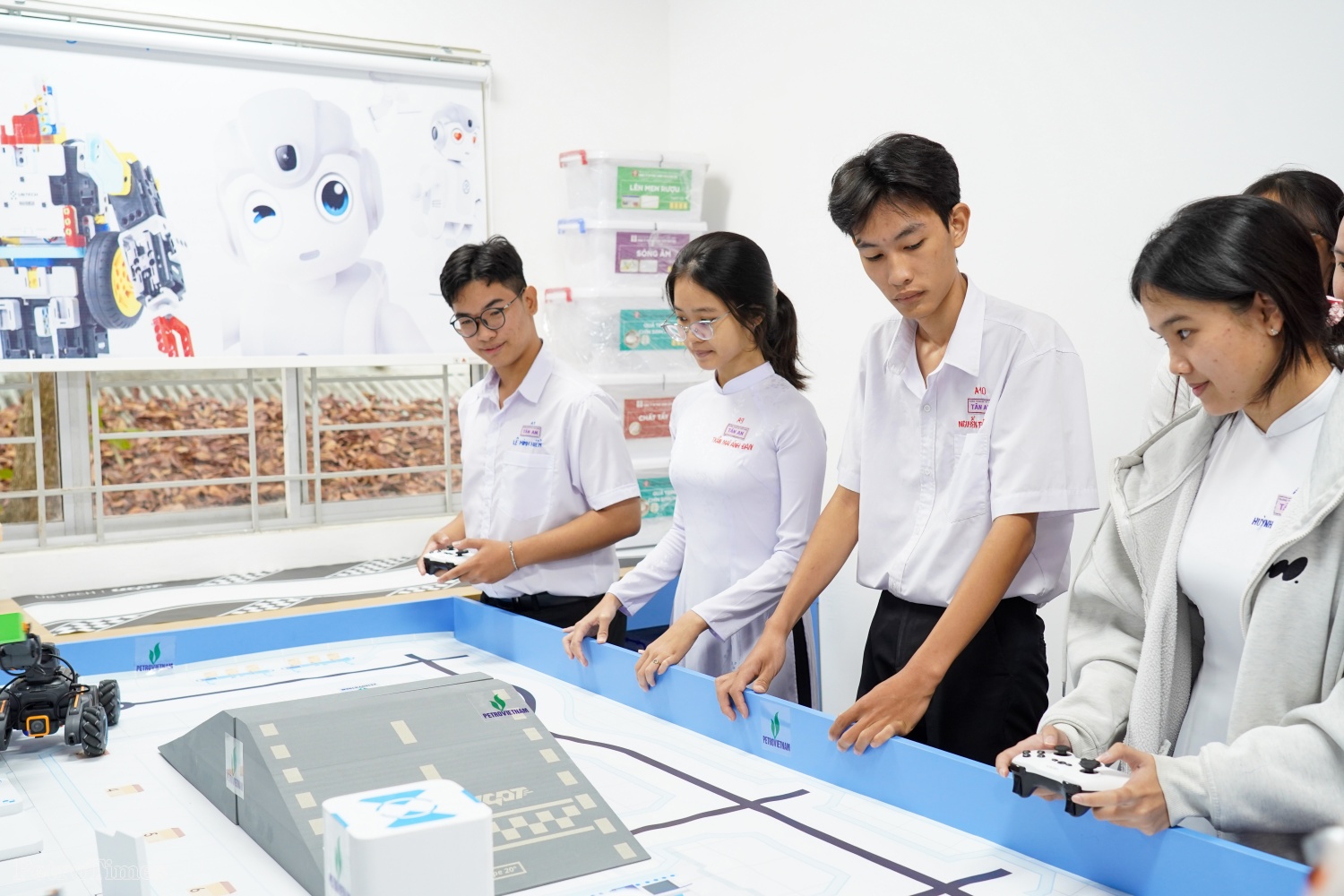 Khi học sinh lần đầu chạm tay vào robot