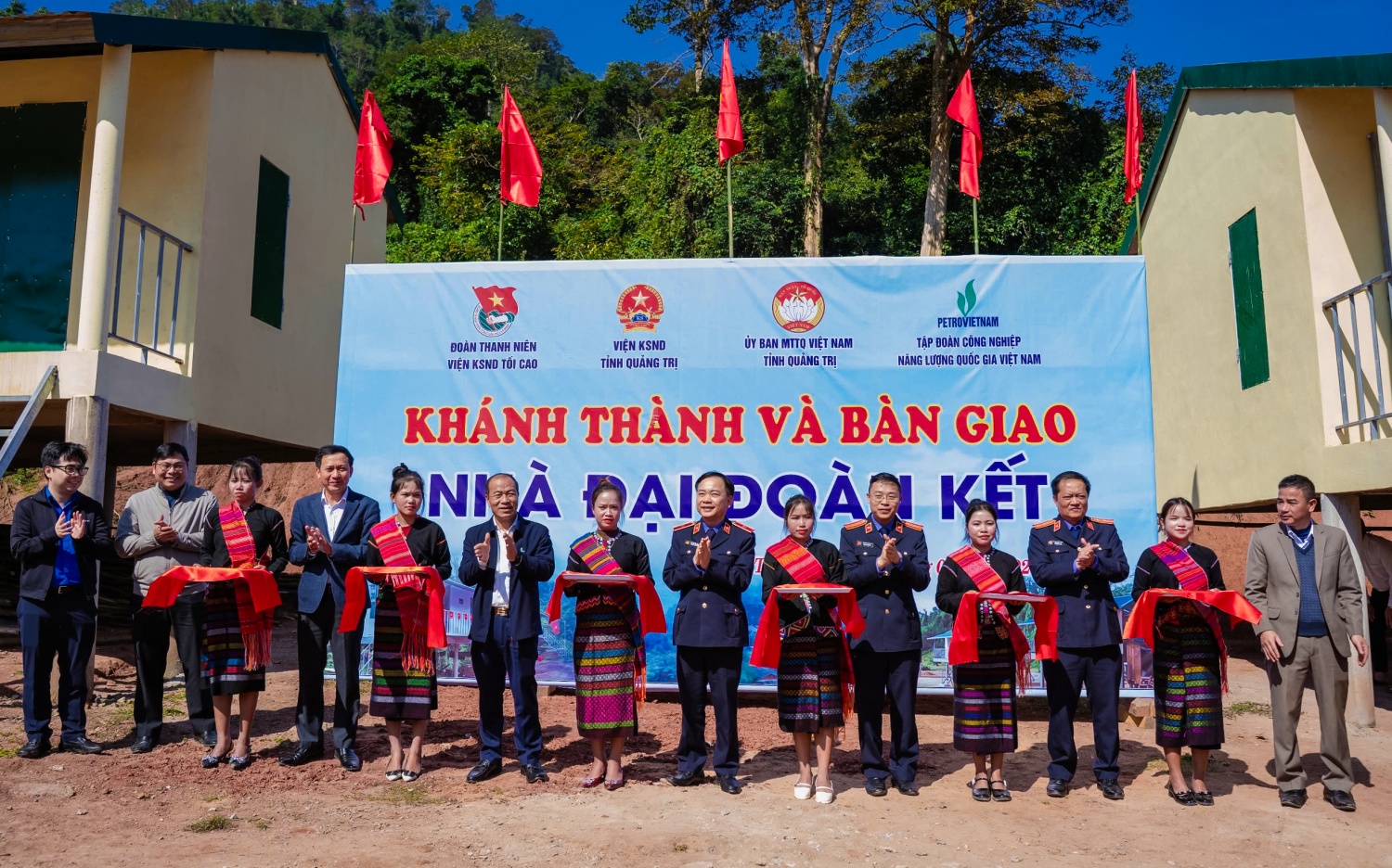 Petrovietnam bàn giao nhà Đại đoàn kết tại Quảng Trị, chăm lo an sinh xã hội vùng biên giới