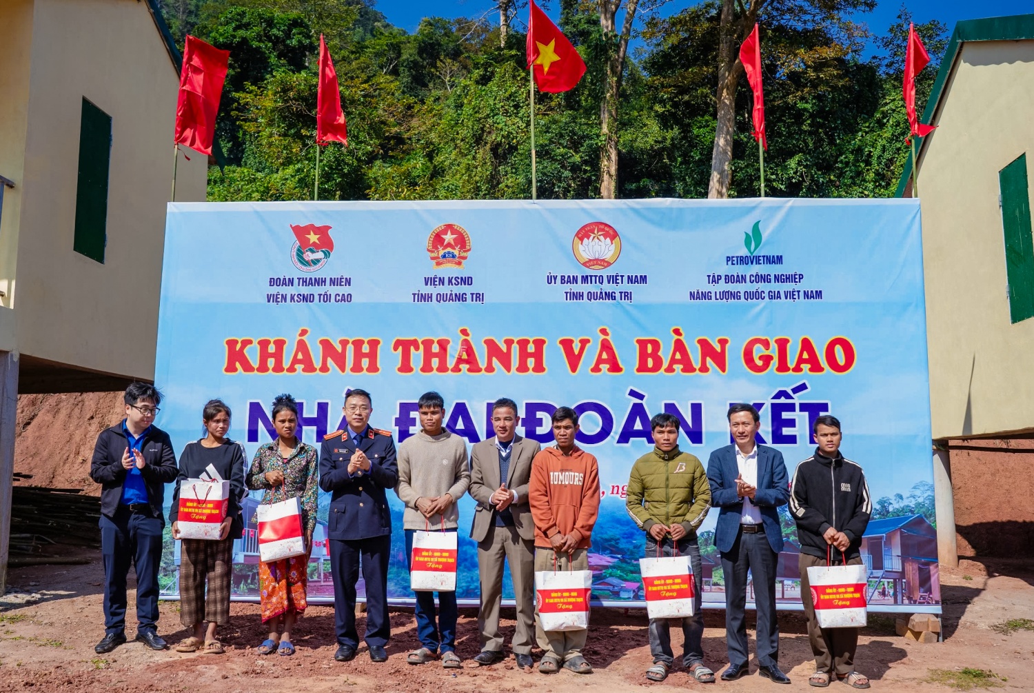 Petrovietnam bàn giao nhà Đại đoàn kết tại Quảng Trị, chăm lo an sinh xã hội vùng biên giới
